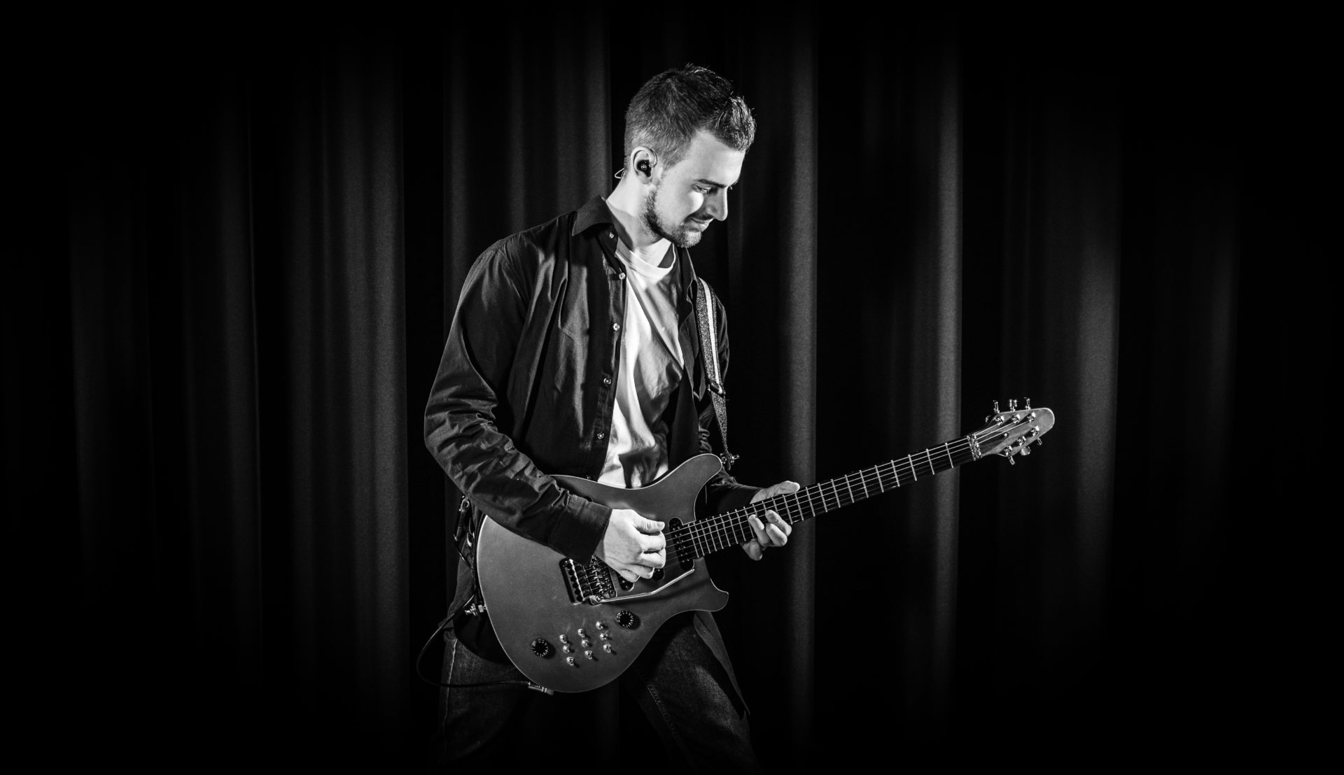 Nico Braband Musiker und Gitarrist mit seiner Gitarre Switch