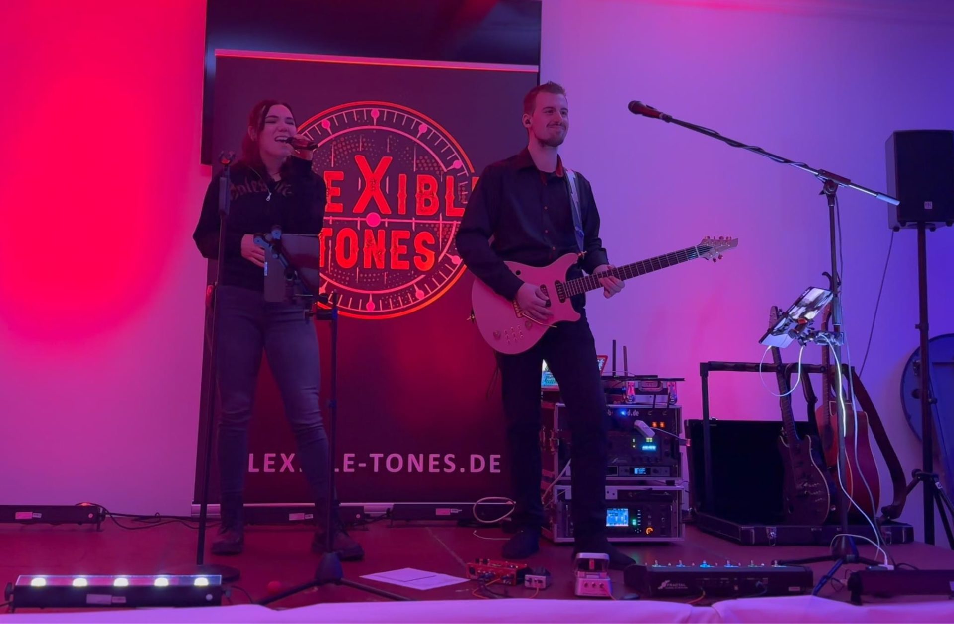 Flexible Tones Susanna Kiemen und Nico Braband auf der Bühne im Restaurant zum Anker in Trier Pfalzel